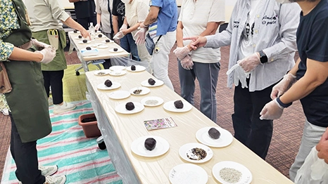 「たねダンゴ」づくりワークショップ