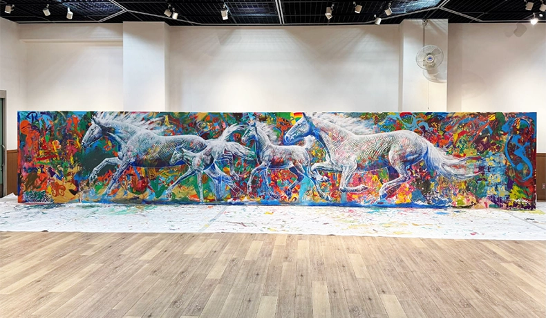 「障害児者とその家族118名×KENSUKE TAKAHASHI」による10ｍの巨大壁画