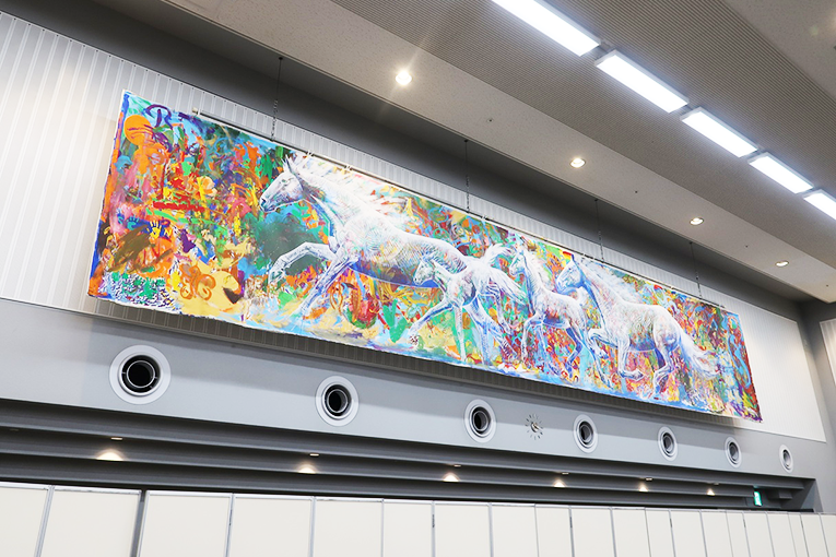 「障害児者とその家族118名×KENSUKE TAKAHASHI」による10ｍの巨大壁画